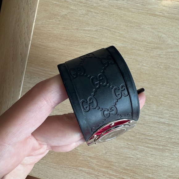 Gucci Women's YA112420 112 The Twirl Black Rubber Watch - Picture 3 of 5